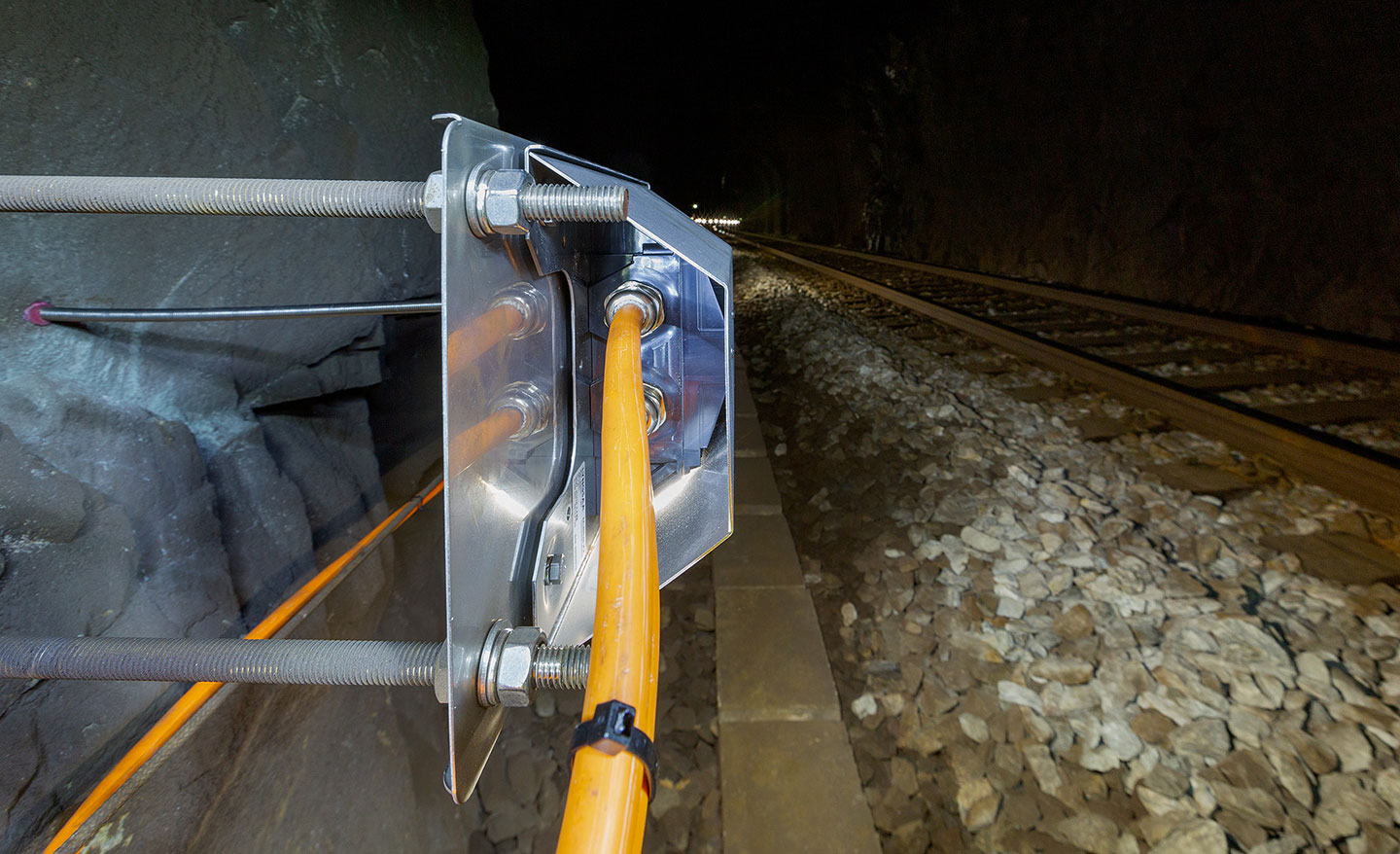 Bilde av installasjon eller oppheng for skilt for merking av rømningsvei eller nødutgang i togtunnel